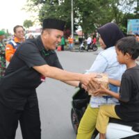 Berbagi Kebahagiaan di Bulan Suci Ramadan, Koramil 01/Penajam Bagikan 250 Takjil kepada Pengguna Jalan