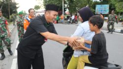 Berbagi Kebahagiaan di Bulan Suci Ramadan, Koramil 01/Penajam Bagikan 250 Takjil kepada Pengguna Jalan