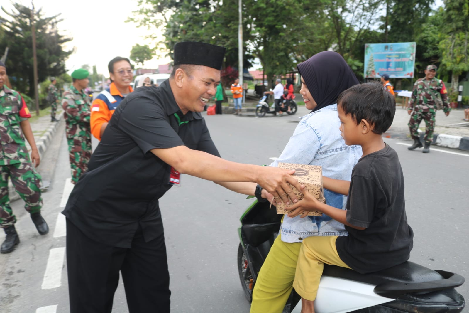 Berbagi Kebahagiaan di Bulan Suci Ramadan, Koramil 01/Penajam Bagikan 250 Takjil kepada Pengguna Jalan