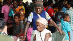 Wujudkan Kepedulian, Koops TNI Papua Gelar Pengobatan Gratis dan Bagi Sembako di Kampung Iwaka