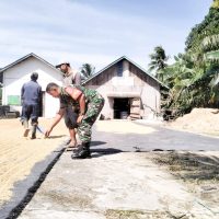 Jaga Kwalitas Padi, Babinsa Saloloang Komsos Dengan Warga Yang Jemur Padi