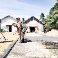 Jaga Kwalitas Padi, Babinsa Saloloang Komsos Dengan Warga Yang Jemur Padi
