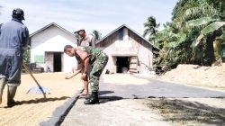 Jaga Kwalitas Padi, Babinsa Saloloang Komsos Dengan Warga Yang Jemur Padi