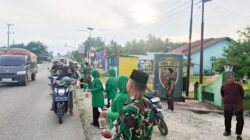 Berbagi di Bulan Suci Ramadan, Koramil 02/Waru Bagikan Takjil kepada Pengguna Jalan