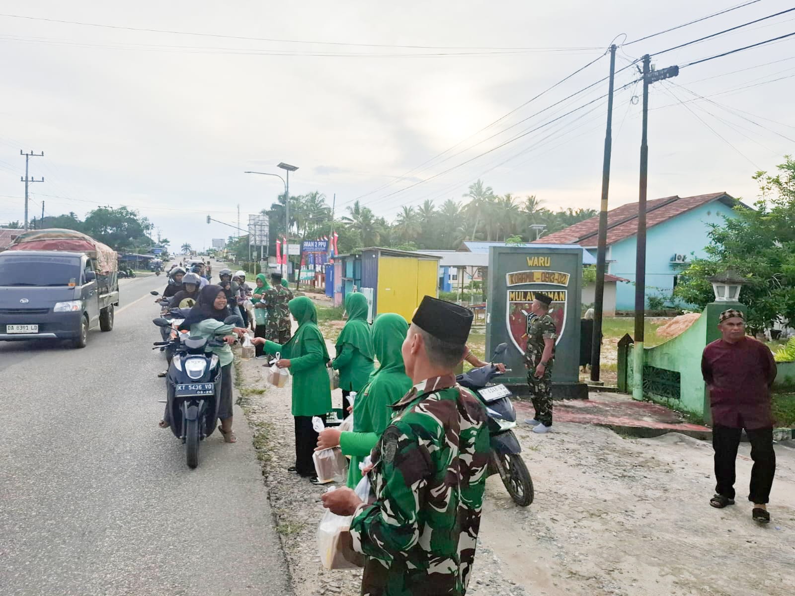 Berbagi di Bulan Suci Ramadan, Koramil 02/Waru Bagikan Takjil kepada Pengguna Jalan Berbagi di Bulan Suci Ramadan, Koramil 02/Waru Bagikan Takjil kepada Pengguna Jalan