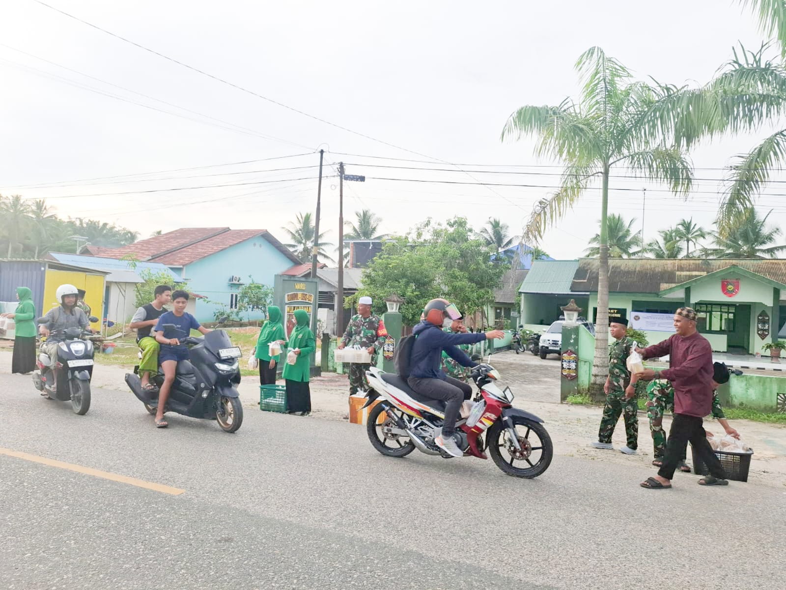 Berbagi di Bulan Suci Ramadan, Koramil 02/Waru Bagikan Takjil kepada Pengguna Jalan Berbagi di Bulan Suci Ramadan, Koramil 02/Waru Bagikan Takjil kepada Pengguna Jalan