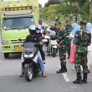 Berbagi di Bulan Ramadhan, Dandim 0913/PPU Beserta Ketua Persit Cab LXV Langsung Turun Bagikan Takjil ke Pengguna Jalan Berbagi di Bulan Ramadhan, Dandim 0913/PPU Beserta Ketua Persit Cab LXV Langsung Turun Bagikan Takjil ke Pengguna Jalan