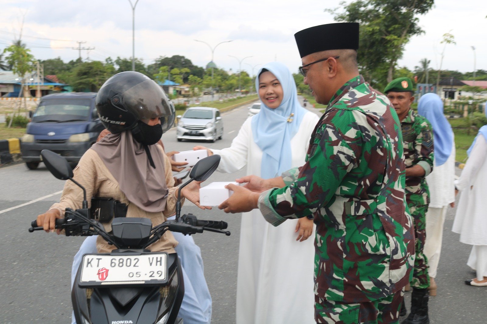 Berbagi di Bulan Ramadhan, Dandim 0913/PPU Beserta Ketua Persit Cab LXV Langsung Turun Bagikan Takjil ke Pengguna Jalan Berbagi di Bulan Ramadhan, Dandim 0913/PPU Beserta Ketua Persit Cab LXV Langsung Turun Bagikan Takjil ke Pengguna Jalan