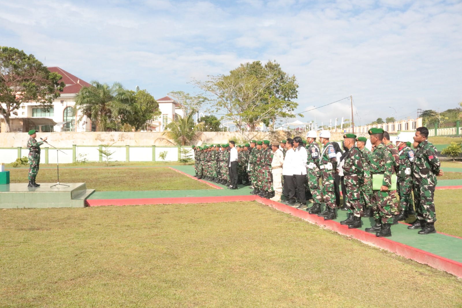 Jelang Idulfitri, Dandim 0913/PPU Serahkan Bingkisan Lebaran dan Lepas Cuti Prajurit