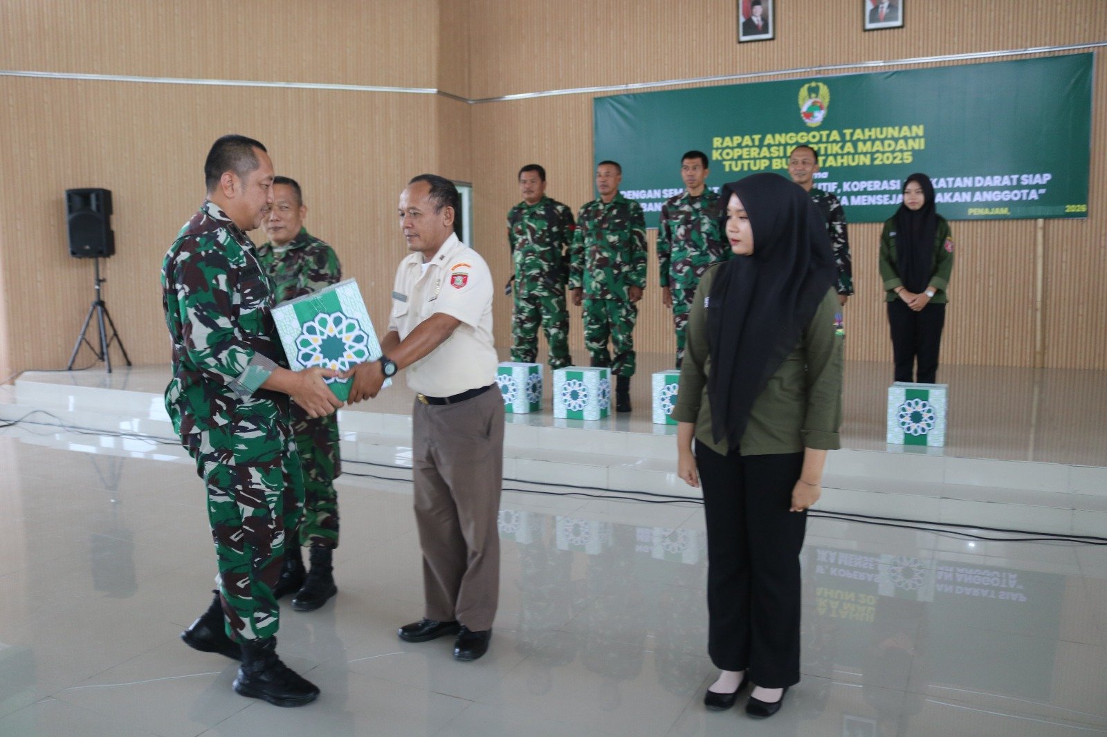 Jelang Idulfitri, Dandim 0913/PPU Serahkan Bingkisan Lebaran dan Lepas Cuti Prajurit