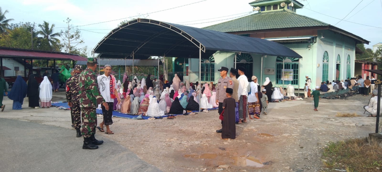 Bentuk Sinergitas TNI-Polri di PPU, Babinsa Koramil 02/Waru Kawal Khidmatnya Shalat Idul Fitri 1447 H