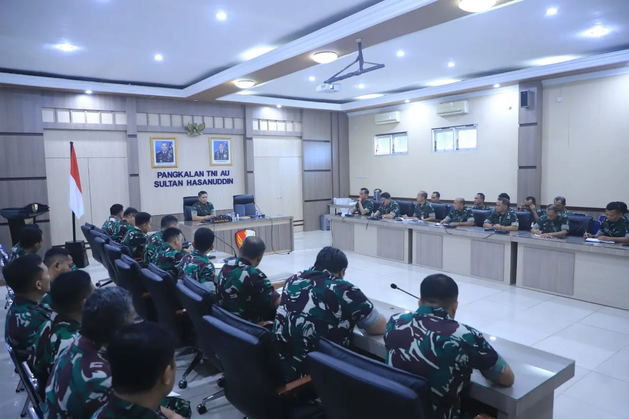 Komandan Lanud Sultan Hasanuddin Pimpin Rapat Staf, Tekankan Kepemimpinan Berbasis Keteladanan dan Kecerdasan Emosional Komandan Lanud Sultan Hasanuddin Pimpin Rapat Staf, Tekankan Kepemimpinan Berbasis Keteladanan dan Kecerdasan Emosional