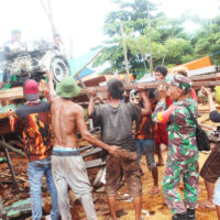 Ringankan Beban Masyarakat, Babinsa Penajam Bantu Nelayan Angkat Kapal Nelayan