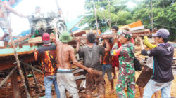 Ringankan Beban Masyarakat, Babinsa Penajam Bantu Nelayan Angkat Kapal Nelayan