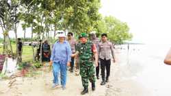 Sinergitas TNI dan Polri Hadir Menjaga Hangatnya Lebaran di Pantai Tanjung Jumlai