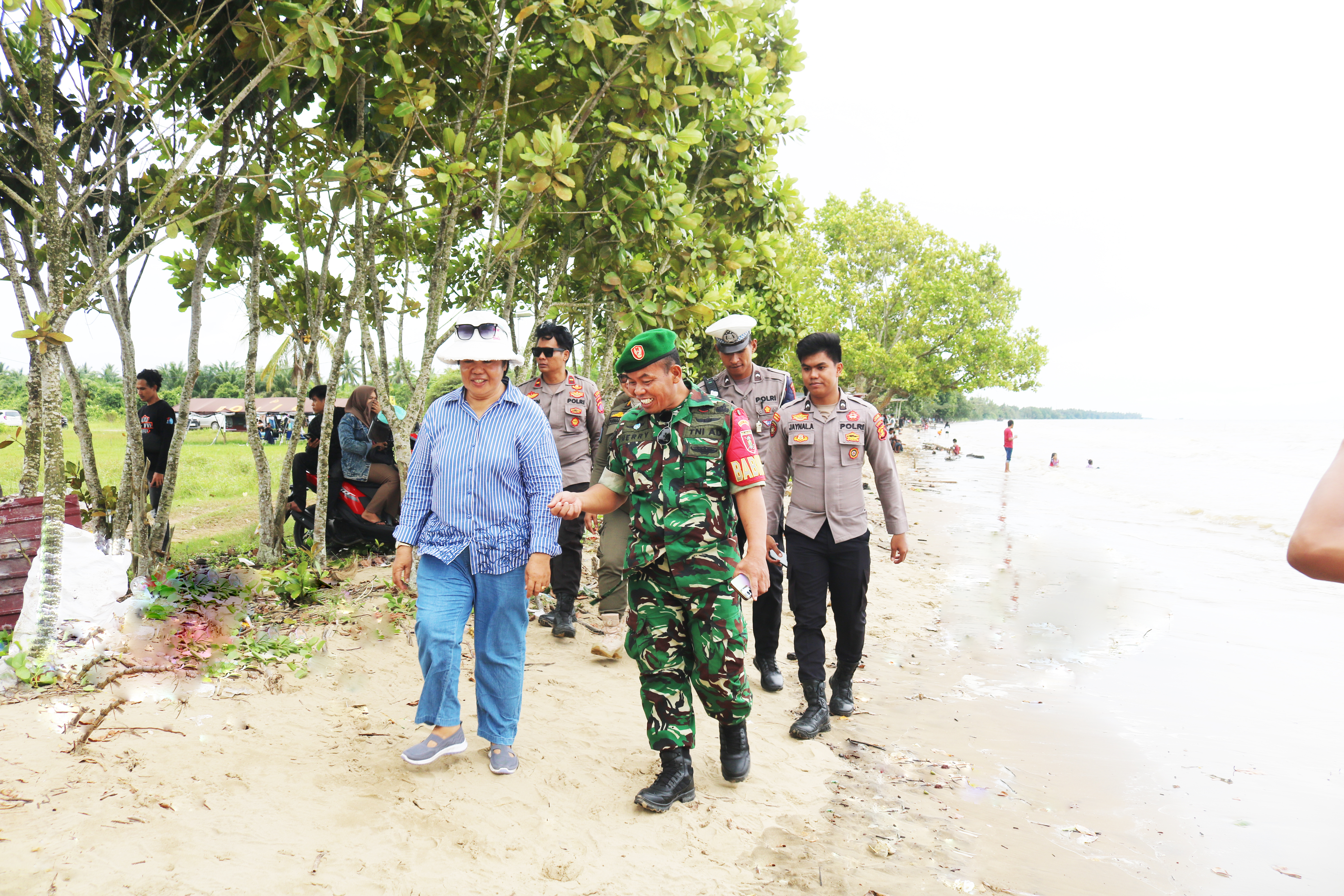Sinergitas TNI dan Polri Hadir Menjaga Hangatnya Lebaran di Pantai Tanjung Jumlai