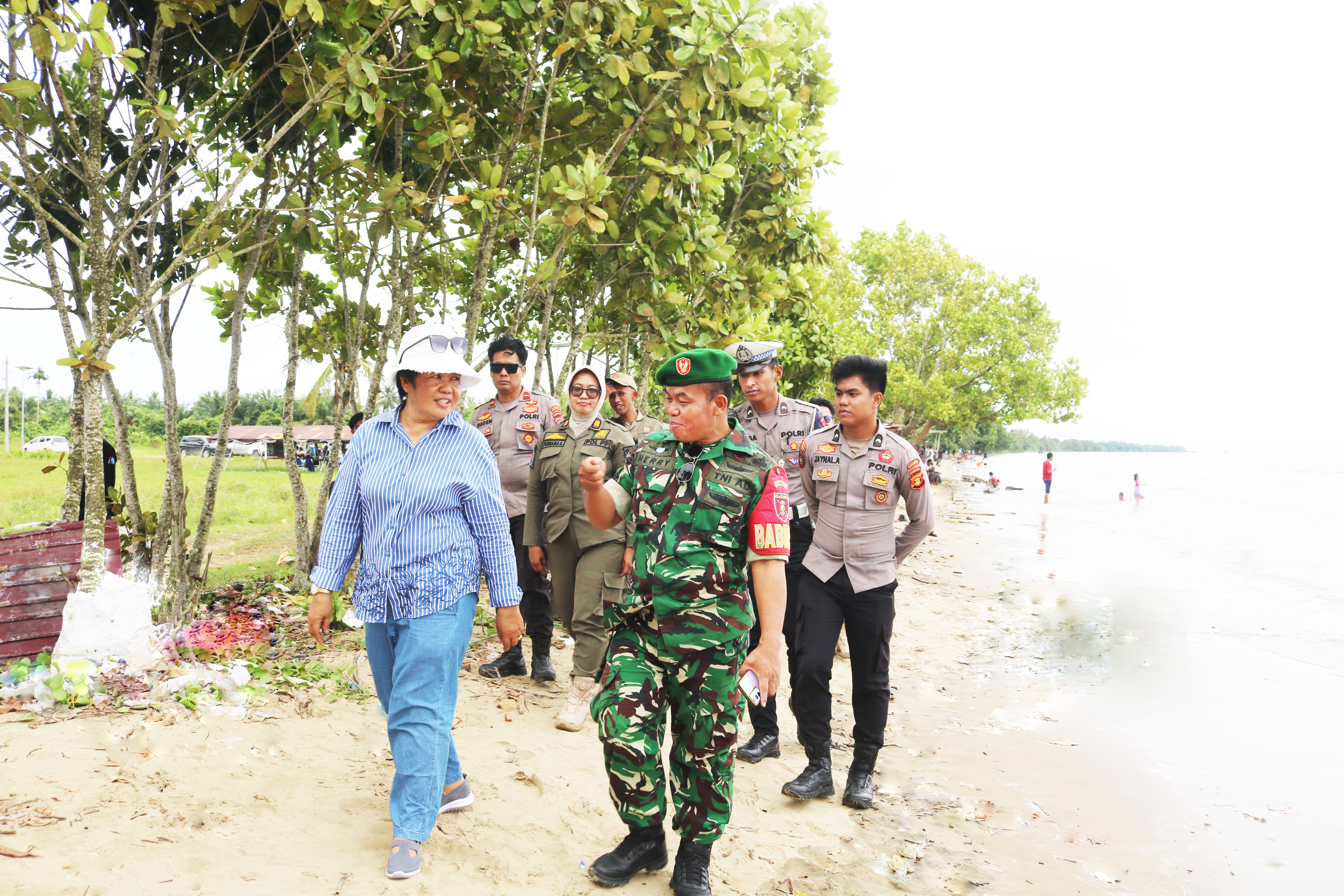 Sinergitas TNI dan Polri Hadir Menjaga Hangatnya Lebaran di Pantai Tanjung Jumlai