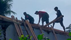 Sinergi Babinsa Dan Warga, Gotong Royong Perbaiki Atap Rumah Bapak Sukardi