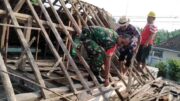 Bantu Perbaiki Atap Rumah Warga Lansia, Wujud Babinsa Bendogrit Peduli Terhadap Kesulitan Rakyat