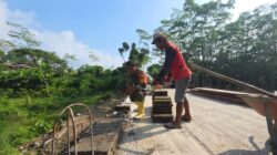 Wujud Babinsa Kebonduren Bersama Warga Kerja Bakti Pasang Dinding Pembatas Jembatan Perintis Garuda Kali Complang
