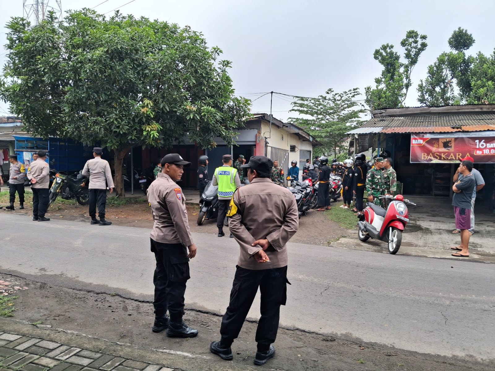 Pengamanan Pemberangkatan Warga PSHW Sutojayan Berjalan Aman Menuju Halal Bihalal Di Pemkab Blitar