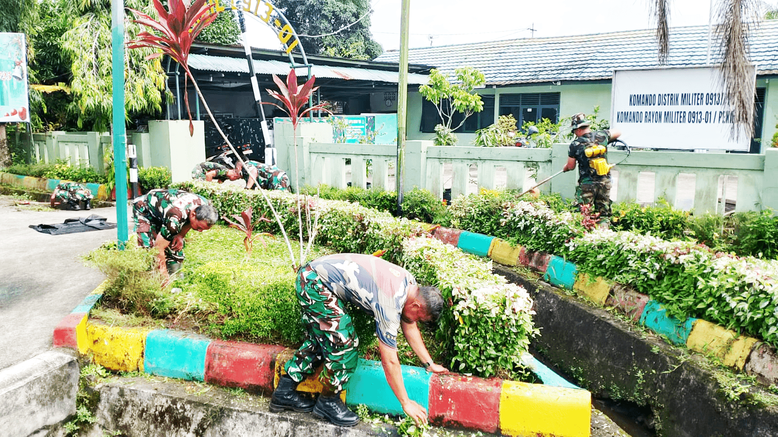 Percantik Pangkalan, Koramil 01/Penajam Kerja Bhakti Benahi Pangkalan Percantik Pangkalan, Koramil 01/Penajam Kerja Bhakti Benahi Pangkalan