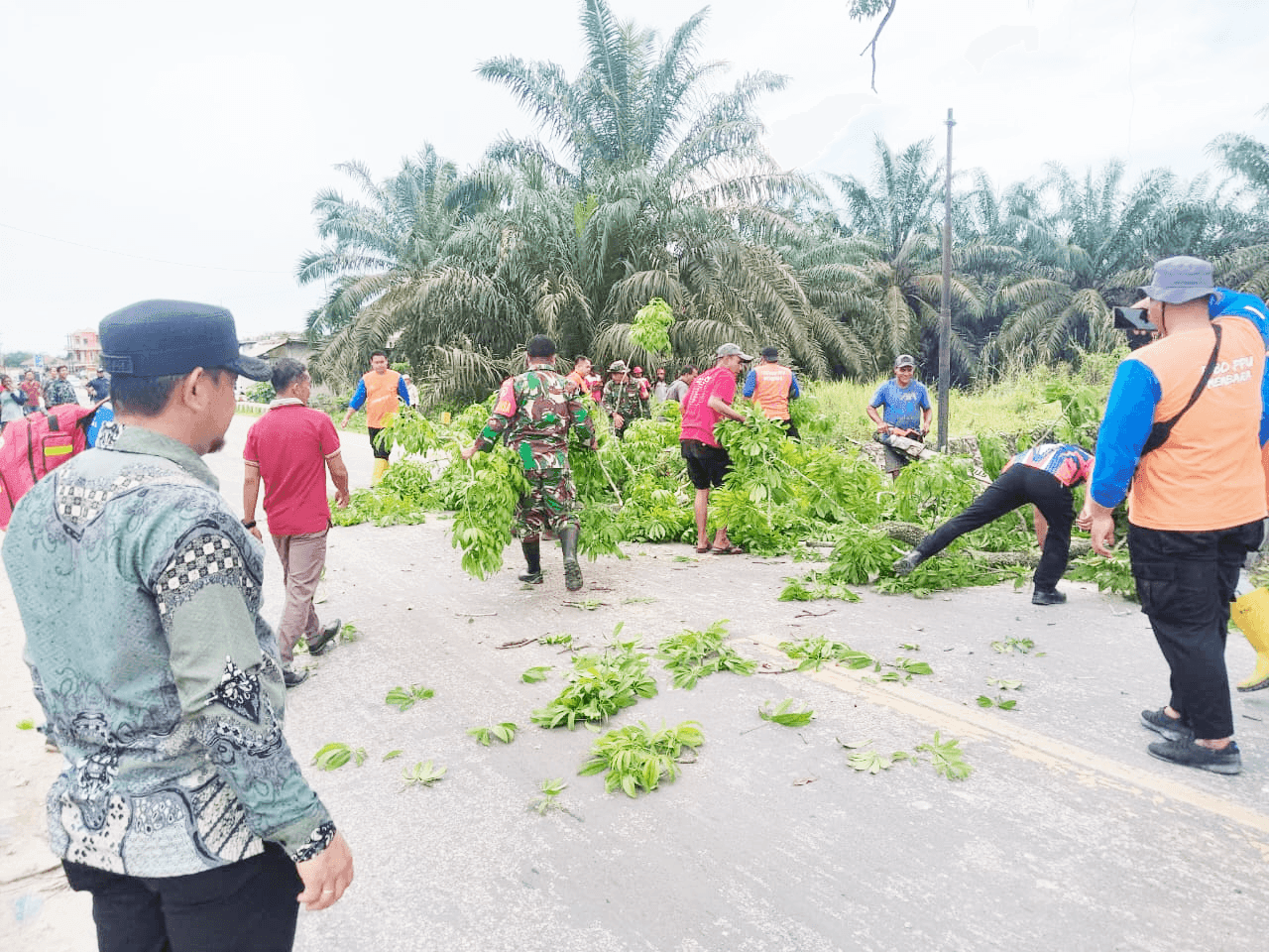 Babinsa Koramil 03/Babulu Tumbuhkan Rasa Kebersamaan Dengan Gotong Royong Bersama Masyarakat di Desa Binaan Babinsa Koramil 03/Babulu Tumbuhkan Rasa Kebersamaan Dengan Gotong Royong Bersama Masyarakat di Desa Binaan