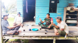 Babinsa Sesulu Ciptakan Keakraban Dengan Warga Binaan Melalui Komsos