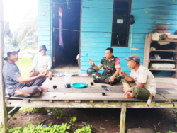 Babinsa Sesulu Ciptakan Keakraban Dengan Warga Binaan Melalui Komsos