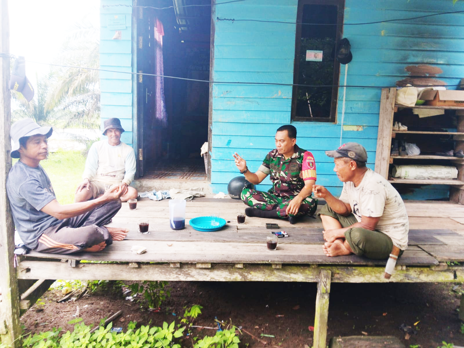 Babinsa Sesulu Ciptakan Keakraban Dengan Warga Binaan Melalui Komsos