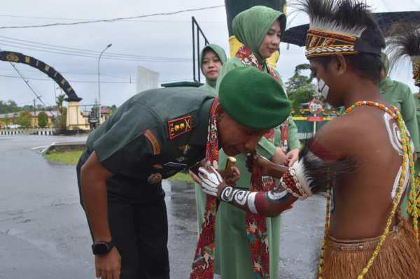 Kodim 1710/Mimika Gelar Tradisi Penyambutan Dandim dan Ketua Persit KCK