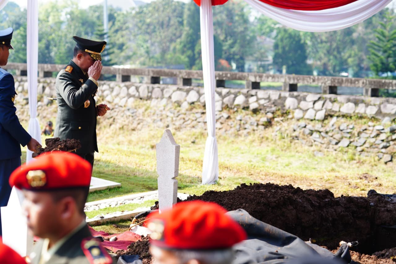 Bentuk Penghormatan Negara, Panglima TNI Pimpin Upacara Pemakaman Militer