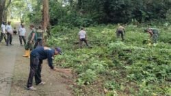 Serentak, Babinsa Kodim Bojonegoro Ikuti Kerja Bakti Pembersihan Lingkungan