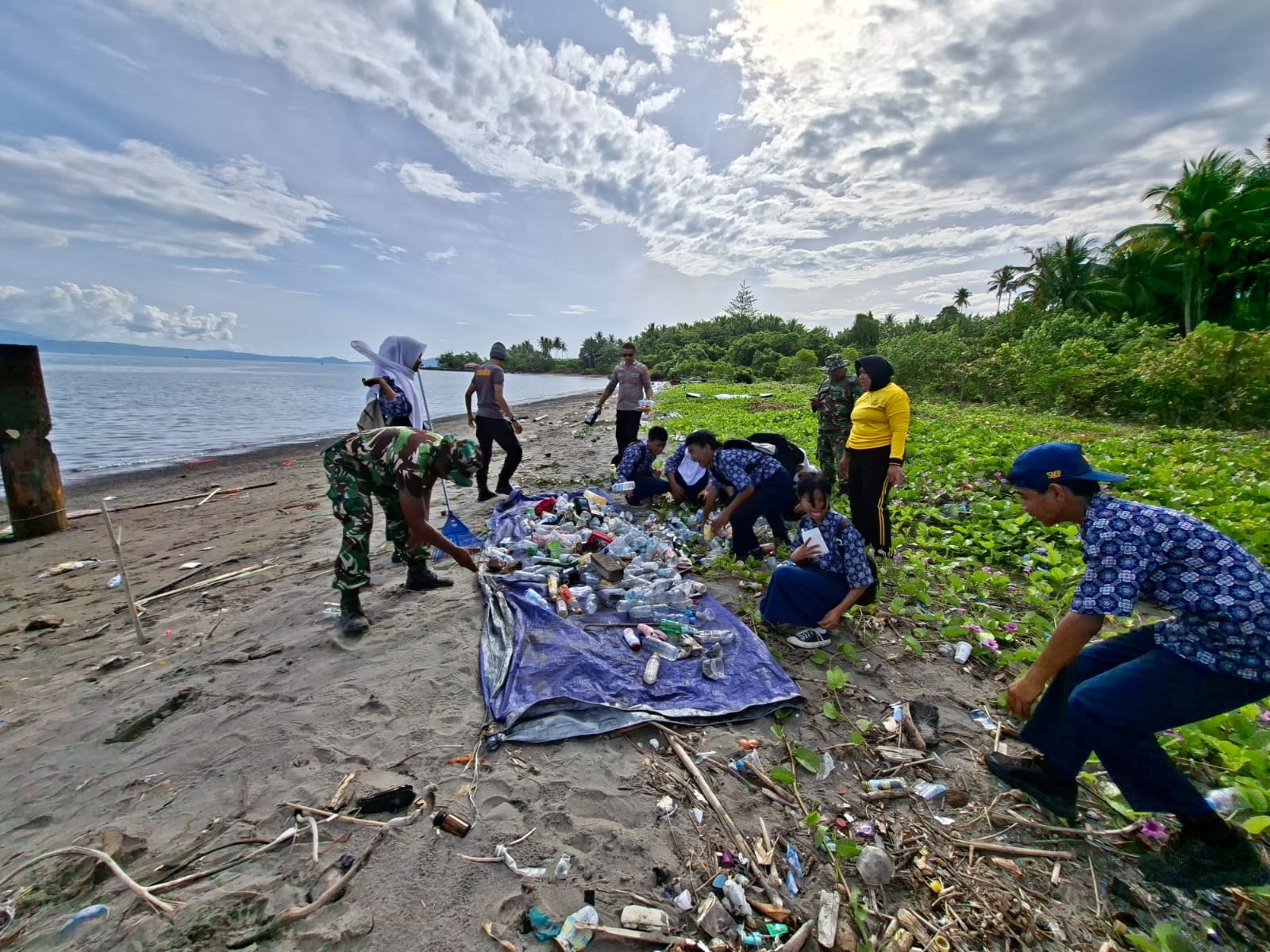 Dipimpin Danramil, Koramil 1505-05/Sofifi Libatkan Instansi Terkait Bersihkan Pantai Sofifi