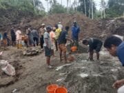 Personel Kodim 1505/Tidore dan Warga Bahu Membahu Bangun Jembatan Garuda 