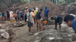 Personel Kodim 1505/Tidore dan Warga Bahu Membahu Bangun Jembatan Garuda 