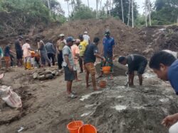 Personel Kodim 1505/Tidore dan Warga Bahu Membahu Bangun Jembatan Garuda 