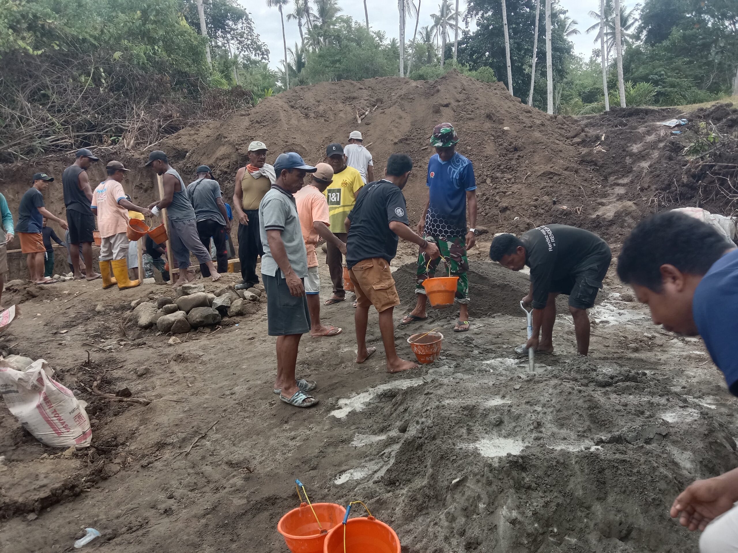 Personel Kodim 1505/Tidore dan Warga Bahu Membahu Bangun Jembatan Garuda