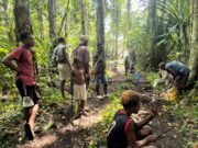 Progres TMMD ke-128 Kodim 1801/Manokwari: Satgas Fokus Selesaikan Pembuatan Kusen dan Pondasi Rumah Warga