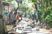 Semangat Anggota Kodim 0820/Probolinggo di Hari Pertama TMMD ke-128, Pemasangan Paving di Desa Brabe Dapat Apresiasi Warga