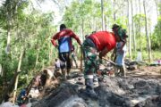 Sinergi TNI Bangun Tanggul Penahan Tanah TPT, Hari Pertama TMMD ke-128 di Desa Brabe Dimulai