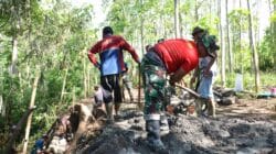 Sinergi TNI Bangun Tanggul Penahan Tanah TPT, Hari Pertama TMMD ke-128 di Desa Brabe Dimulai