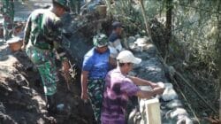 TMMD ke 128 Terus Kebut Pembangunan Tanggul Penahan Tanah (TPT) di Desa Brabe Antisipasi Longsor dan Abrasi Jalan