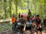 *Menembus Medan Sulit, Satgas TMMD Ke-128 Gotong Royong Distribusikan Peralatan ke Lokasi Sasaran Fisik*