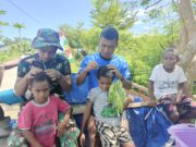 Keakraban Terjalin, Di Sela-sela Jadwal Padat, Satgas TMMD Ke-128 Kodim 1801/Manokwari Sempatkan Bermain Bersama Anak-anak