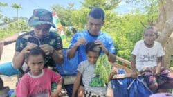 Keakraban Terjalin, Di Sela-sela Jadwal Padat, Satgas TMMD Ke-128 Kodim 1801/Manokwari Sempatkan Bermain Bersama Anak-anak