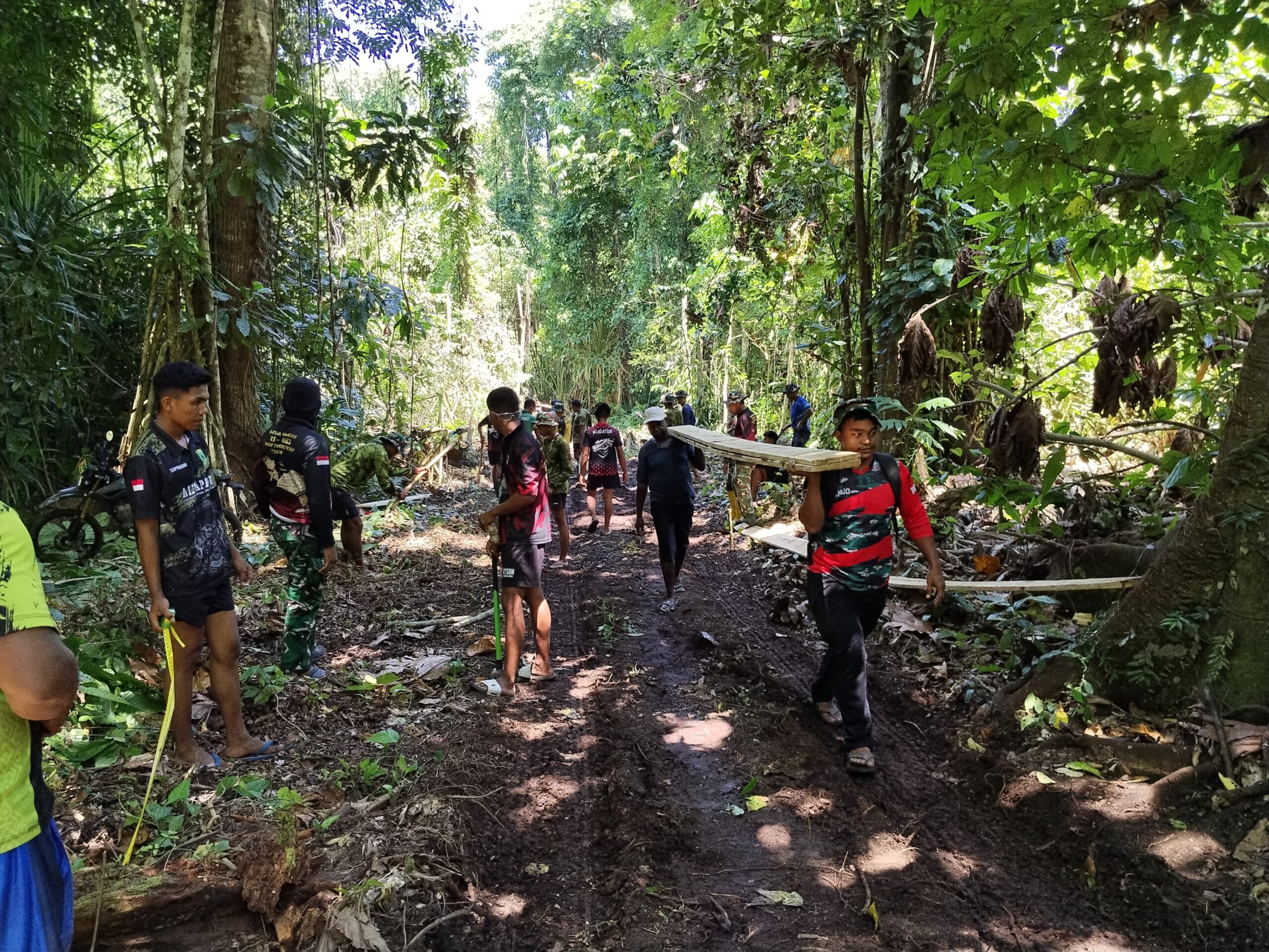 Kerja Sama Yang Solid, Satgas TMMD Ke-128 Kodim 1801/Manokwari Bersama Warga Buat Mal Untuk Pengecoran Jalan