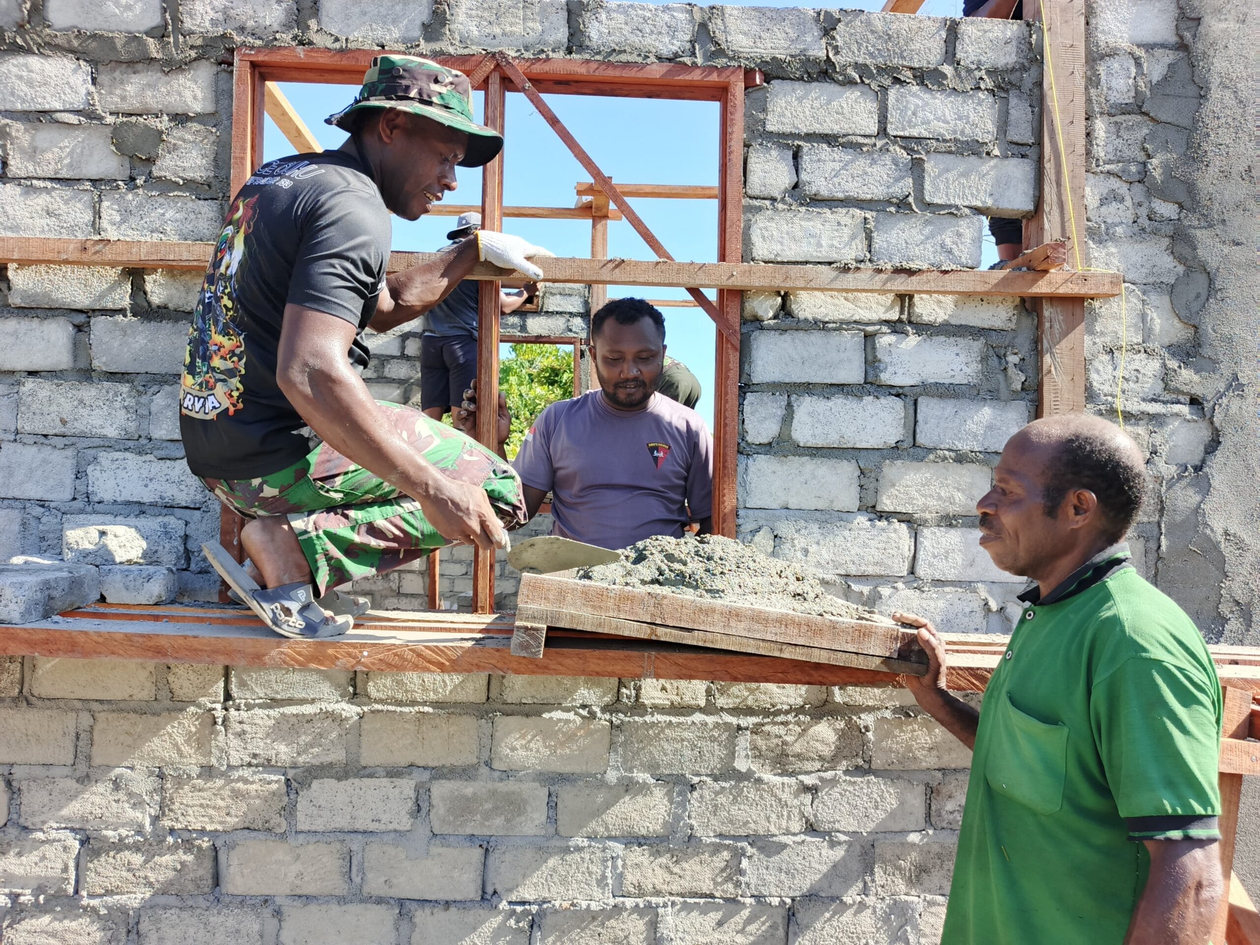 Fran Dowansiba Antusias Bantu Satgas TMMD Ke - 128 Kodim 1801/Manokwari Bangun Rumah Layak Huni