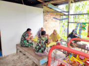 Pererat Silaturahmi, Babinsa Tanjung Tengah Komsos dengan Warga di Warung Kopi
