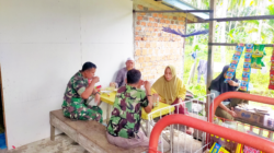 Pererat Silaturahmi, Babinsa Tanjung Tengah Komsos dengan Warga di Warung Kopi